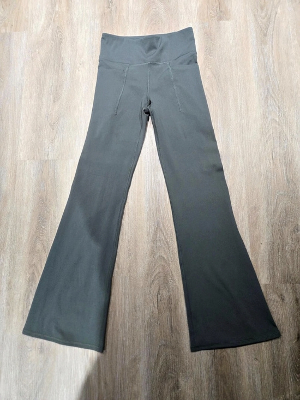 GapFit Flare Leggings in Green Size XS